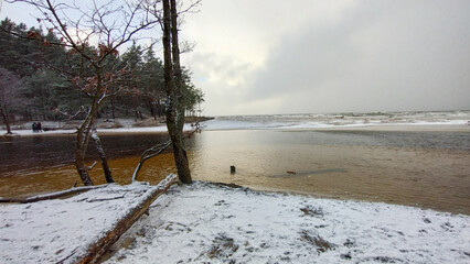 Ujście rzeki Piaśnicy do Bałtyku.
