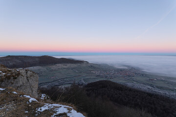 31.12.2024 Sonnenaufgang auf dem Breitenstein auf der Schwäbischen Alb. Ausblick auf die Burg Teck.