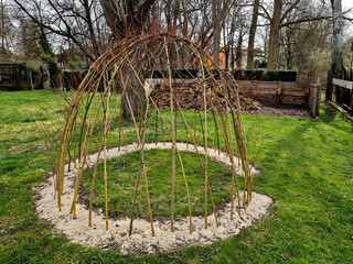 build on playgrounds and in private gardens or parks. stuck branches form a circle, the above-ground part is woven into the shape of a dome with willow rods planted in the ground. circle, dome, tent © Michal