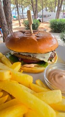 Burger hamburger z wołowiną i serem i patyczkiem oraz frytki