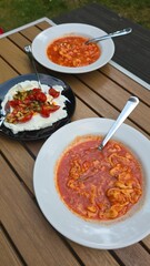 Zupa pomidorowa domowa z kluskami i przystawka serek labneh