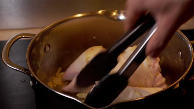 vid&eacute;o en plan fixe avec de la cuisine, autour d'un pied de veau, retournement des deux morceau d'un pied de veaux, avec ustensile de cuisine
