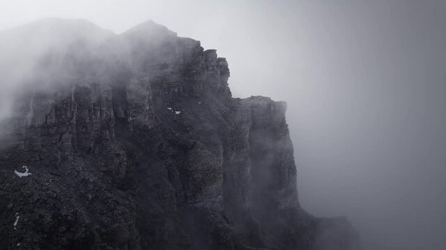Risalire dalle rocce e bucare le nuvole per andare oltre