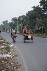 Obraz premium Men are going to their vehicle with vegetables towards the market