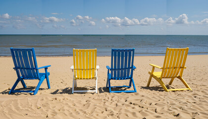 Chaises color&eacute;es face &agrave; la mer