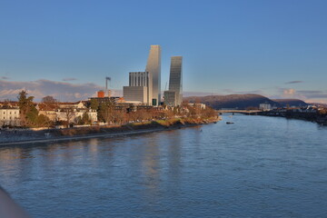 Der Rhein in Basel in der Winterabendsonne