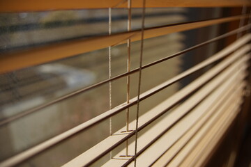 明るい日差しが差し込む明るい窓辺とブラインド