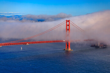 Obraz premium View of the Golden Gate bridge and San Francisco skyline