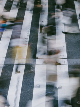 人々が歩いて移動する交差点　ビジネス　長時間露光