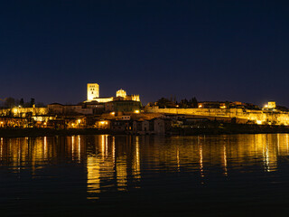 Fototapeta premium Night photo of the Cathedral of San Salvador illuminated and reflected in the Duero River. Zamora. Castilla y León. Spain
