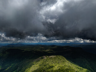 Imagem aérea de rochas gnaissicas da Serra da Mantiqueira. O local é formado pelo Bauzinho, Pedra do Baú e Ana Chata.