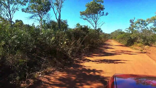 Time lapse dirigindo por estrada rural na cidade de Alto Paraiso de Goi&aacute;s, regi&atilde;o da Chapada dos Veadeiros, Estado de Goi&aacute;s, Brasil