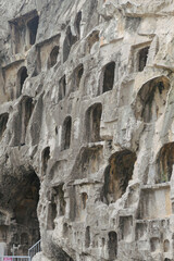 中国洛陽にある龍門石窟、大規模な仏教彫刻と灯りが彩る歴史的遺産