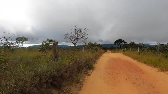 Time lapse dirigindo por estrada rural na cidade de Alto Paraiso de Goi&aacute;s, regi&atilde;o da Chapada dos Veadeiros, Estado de Goi&aacute;s, Brasil