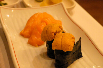 新鮮なウニの握り寿司とサーモン刺身