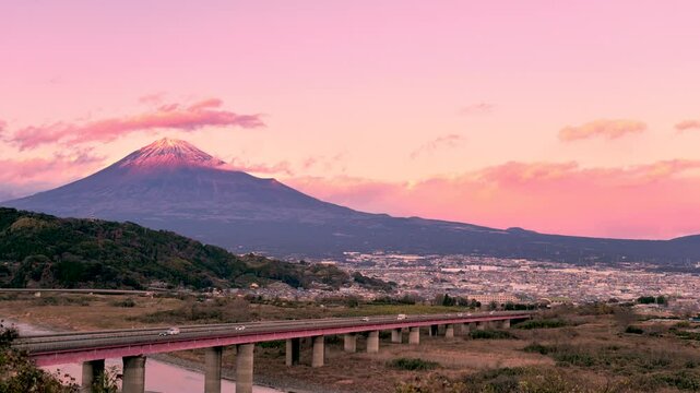 静岡県富士市の東名高速道路E1と富士川と富士山
