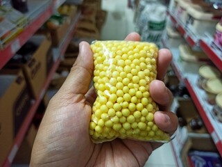 crispy ball is yellow in color. usually used as a topping or decoration on tart cakes or other cakes. sold in cake supply stores