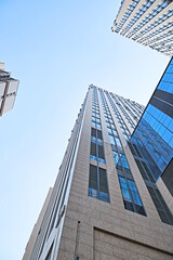Obraz premium Looking up at modern office buildings and local landscape