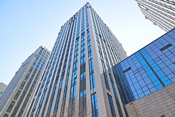 Obraz premium Looking up at modern office buildings and local landscape