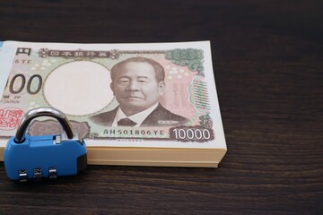 日本の新一万円札と南京錠