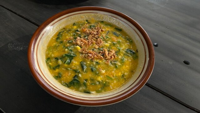 Tinutuan or Manado Porridge is a typical Indonesian food from Manado, North Sulawesi.There are also those who say tinutuan is a typical food from Minahasa, North Sulawesi.