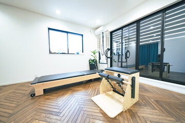 pilates, studio, gym, machine pilates, machine, tower, chair, reformer, apartment, class, club, design, active, activity, training, fitness, room, yoga, exercise, unmanned, sport, core, equipment, hal