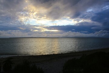 Obraz premium Sunset sky on a bay of a tropical island's cloudy evening