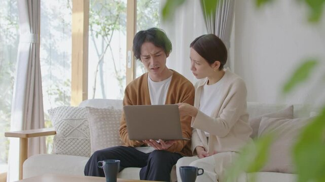 ノートパソコンを使う夫婦