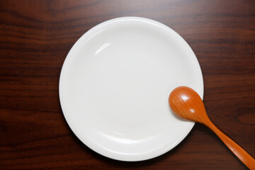 お皿と木製スプーン