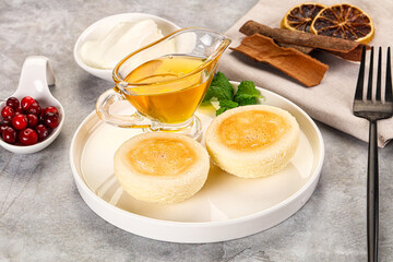 Roasted cheesecakes - Syrniki with honey