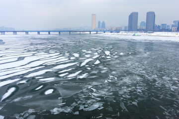 눈과 얼음으로 가득한 한강과 마포대교 © jeong