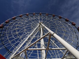 Majestic Ferris Wheel Against Clear Blue Sky, Encapsulating Daytime Leisure
