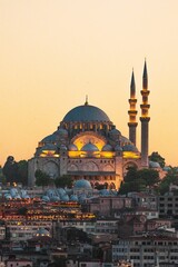 Obraz premium Suleymaniye Mosque in Istanbul at sunset.