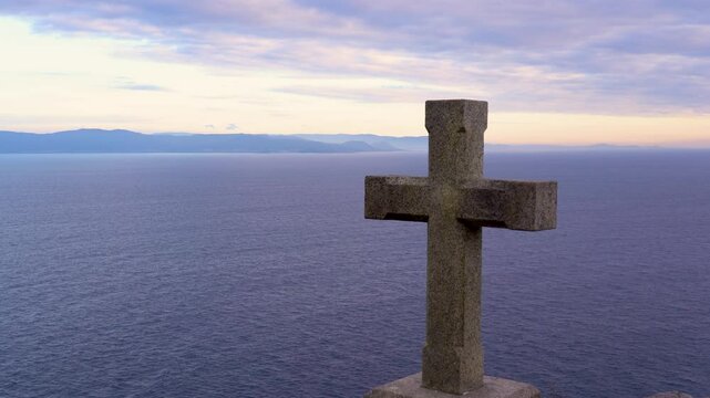 Cruz de piedra al final del Camino de Santiago en Cabo Finisterre, Galicia, Espa&ntilde;a. Enero de 2025.