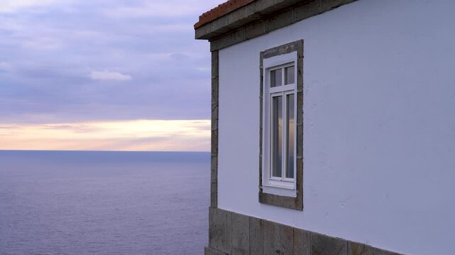 Detalle de la ventana del edificio del faro de Finisterre frente al oc&eacute;ano atl&aacute;ntico.