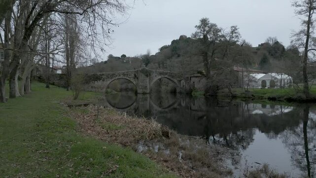 (DRON) Puente rom&aacute;nico de Allariz sobre el rio Arnoia, Orense, Galicia, Espa&ntilde;a. Enero de 2024.