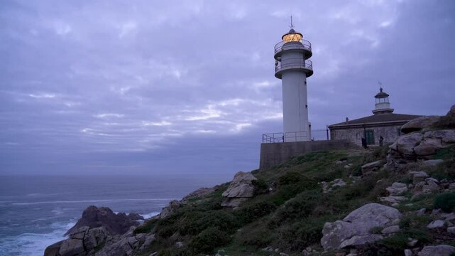 Anochecer en el Faro cabo de Touri&ntilde;&aacute;n, Mux&iacute;a, La Coru&ntilde;a, Galicia, Espa&ntilde;a. Enero de 2025.