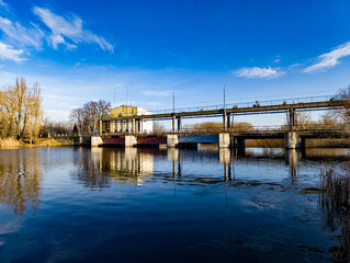 Fototapeta premium A bridge over a body of water with a building in the background