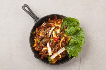   A food made by frying eel in oil with vegetables such as onions, peppers, green onions, and various seasonings.