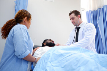 Obraz premium A doctor examines a patient lying on the bed.