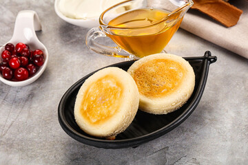 Roasted cheesecakes - Syrniki with honey
