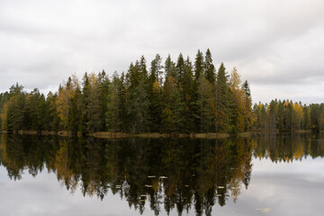 Fototapeta premium Cloudy evening by the lake at October in Finland