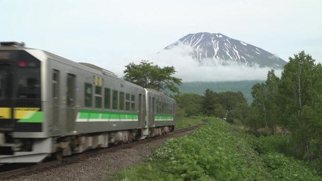 函館本線　小沢駅ー倶知安駅間　羊蹄山　H100形気動車