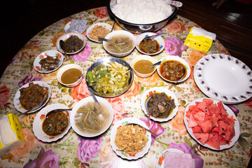 Burmese food a large set (Burmese food) Soup, shrimp paste, and various curries are placed all over the table at a merit-making ceremony.