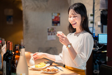 お店で一人でお酒を楽しむ女性