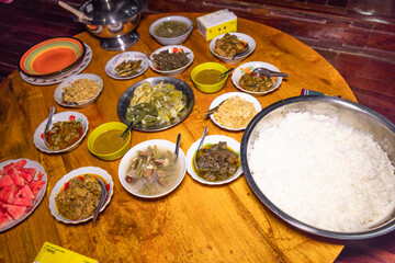 Burmese food a large set (Burmese food) Soup, shrimp paste, and various curries are placed all over the table at a merit-making ceremony.