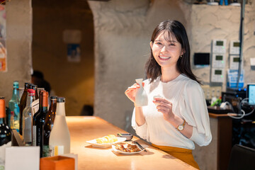 お店で一人でお酒を楽しむ女性