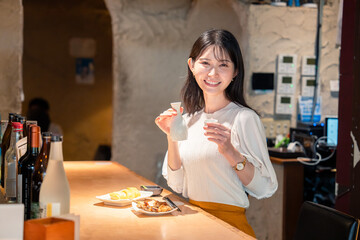 お店で一人でお酒を楽しむ女性