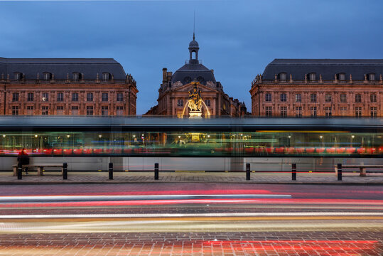 Place de la Bourse &agrave; l'heure bleue et son Tramway 