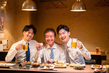 上司と肩を組みながら居酒屋で飲むサラリーマン